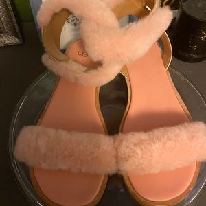 Cute worn only once Ugg Fluff Springs in Pink